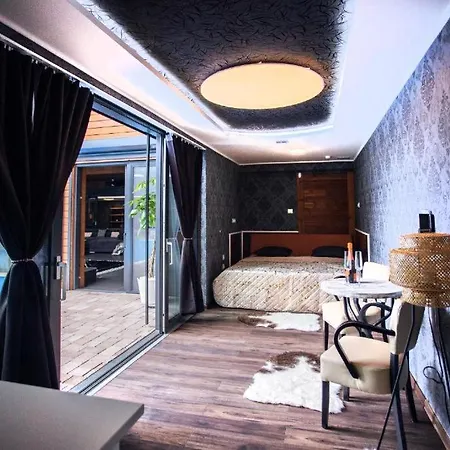 Ferienhaus Avar Garden